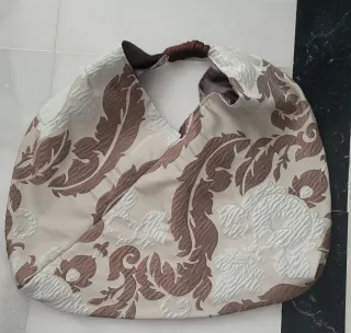 Bolso de tela beige con flores marrones