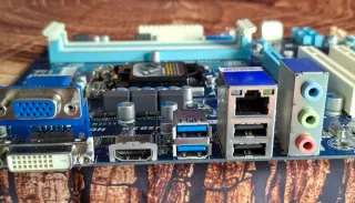 Placa Base Gigabyte  GA-B75M-D3H. Con procesador