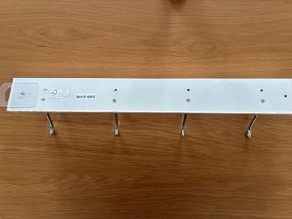 Perchero de pared blanco y plateado