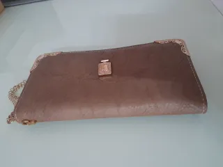 Cartera de mano marrón con detalles dorados