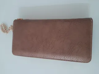 Cartera de mano marrón con detalles dorados