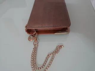 Cartera de mano marrón con detalles dorados