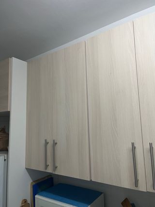 Mueble de cocina beige y negro