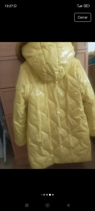 Chaquetón niña Noma Fernández amarillo acharolado
