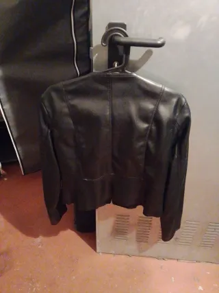 Cazadora polipiel negra