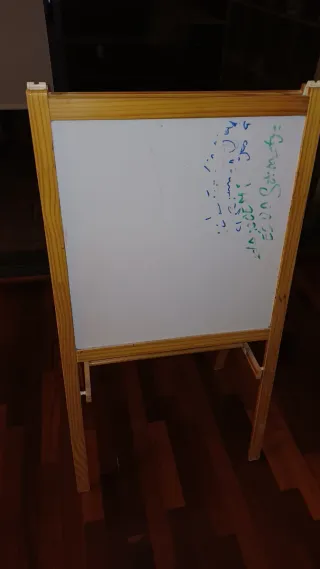 Pizarra infantil de madera con accesorios