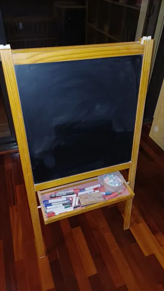 Pizarra infantil de madera con accesorios