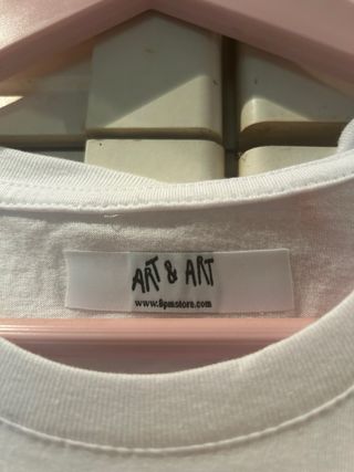 Camiseta blanca con serpientes azules