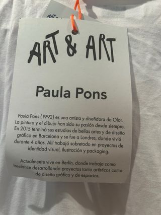 Camiseta blanca con serpientes azules