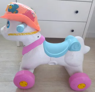 Caballo mecedora infantil con sombrero