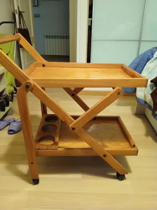 Camarera de madera con ruedas