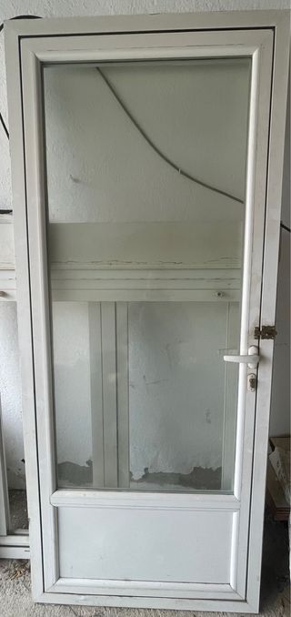 Puerta blanca con cristal