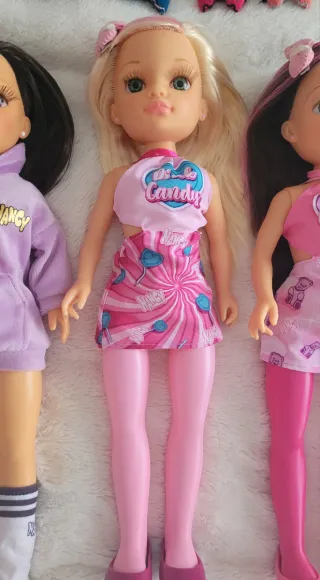 Lote 4 Nancys Muñecas y Ropa Original Famosa nueva