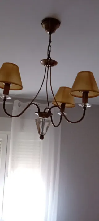 Lámpara colgante dorada y transparente