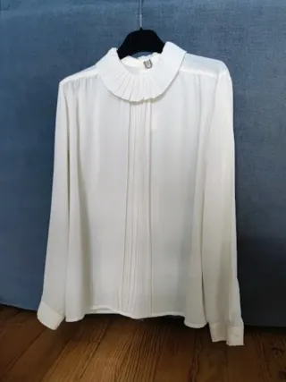 Blusa blanca con volantes