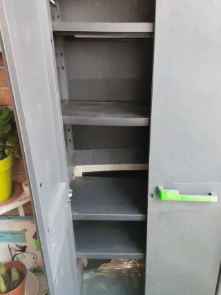 Armario de PVC gris con tiradores verdes