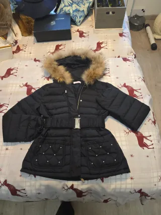 Chaquetón negro con capucha y pelo zorro