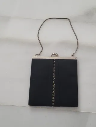 Bolso de fiesta negro con cadena plateada
