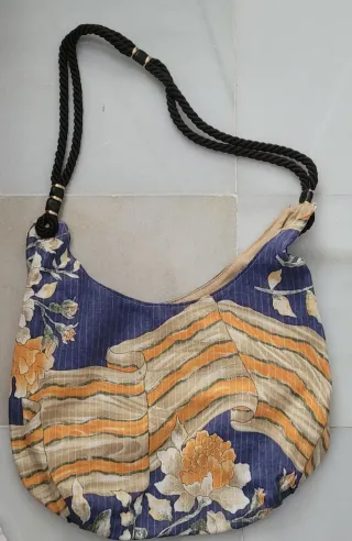 Bolso de tela azul con flores y rayas
