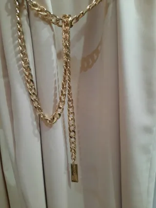 Abito Guess beige con cintura a catena