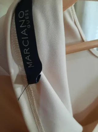 Abito Guess beige con cintura a catena