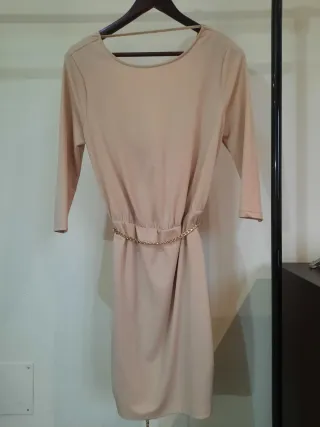 Abito Guess beige con cintura a catena