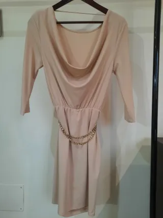 Abito Guess beige con cintura a catena