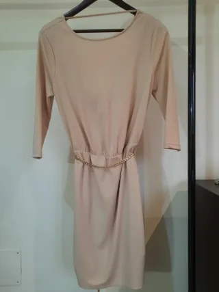 Abito Guess beige con cintura a catena