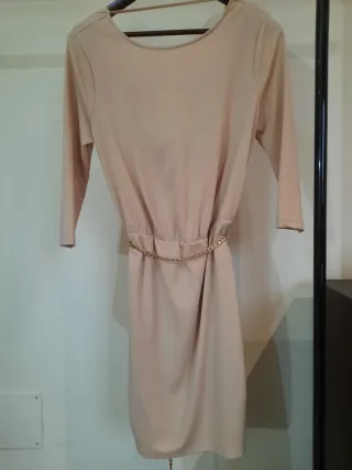 Abito Guess beige con cintura a catena