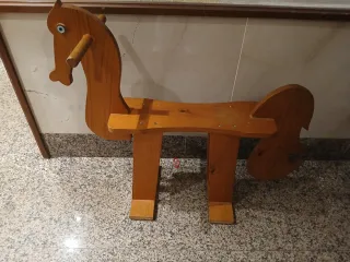 Caballito de madera para niños