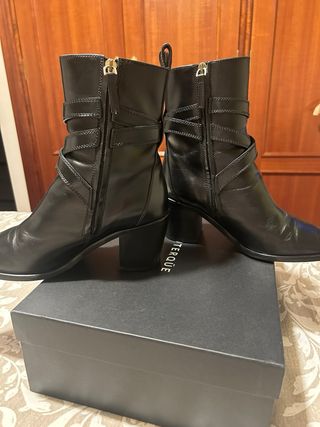 Botines Uterqüe piel tacón hebilla negros