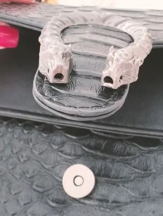 Bolso negro con cadena y serpiente