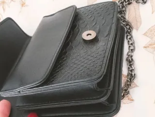 Bolso negro con cadena y serpiente