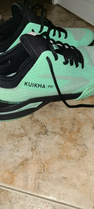 Zapatillas deportivas verdes y negras