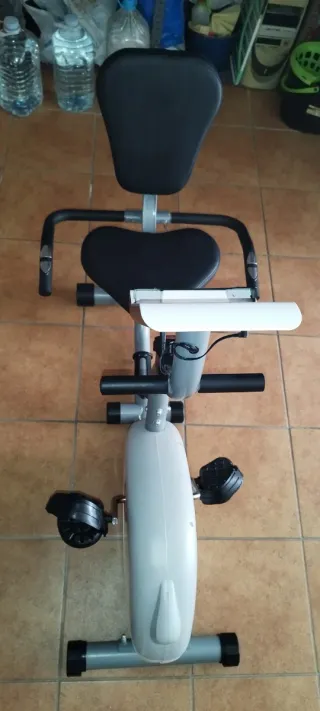 Bicicleta estática con respaldo