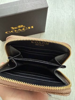 Carteira Coach bege com padrão monograma