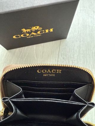 Carteira Coach bege com padrão monograma