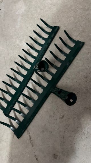 Rastrillos de jardín verdes