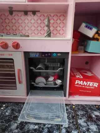 Cocinita de juguete blanca y rosa