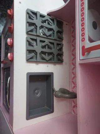 Cocinita de juguete blanca y rosa