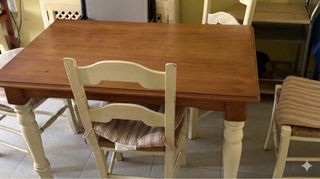 Mesa de comedor con 4 sillas