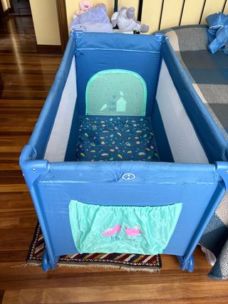Cuna de viaje azul con colchón