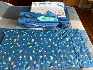 Cuna de viaje azul con colchón