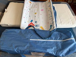 Cuna de viaje azul con colchón