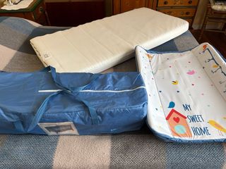 Cuna de viaje azul con colchón