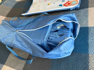 Cuna de viaje azul con colchón