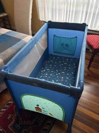 Cuna de viaje azul con colchón