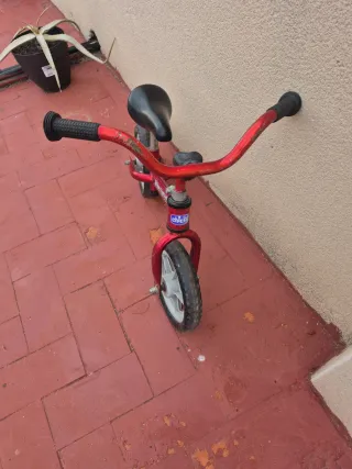 Bici de aprendizaje sin pedales roja