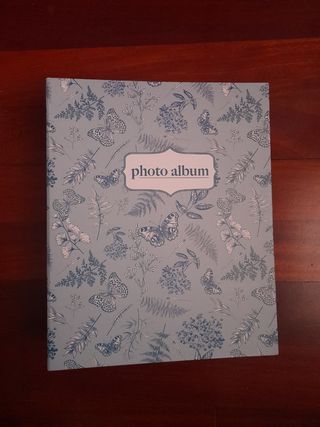 Álbum de fotos con diseño floral y mariposas