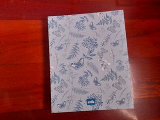 Álbum de fotos con diseño floral y mariposas